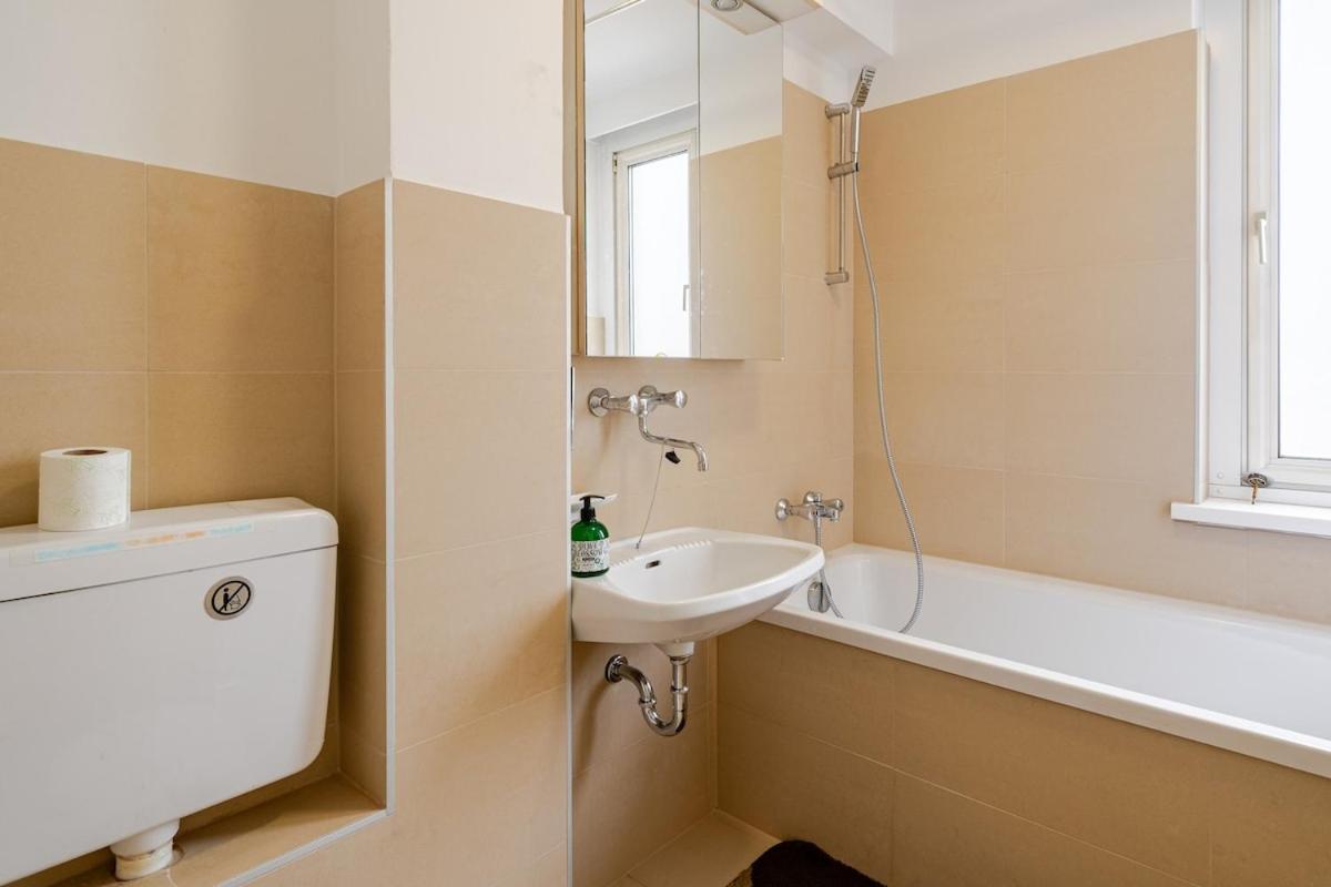 10 Minutes To City Centre And Next To Wien Hbf And Easy From Airport Exterior foto